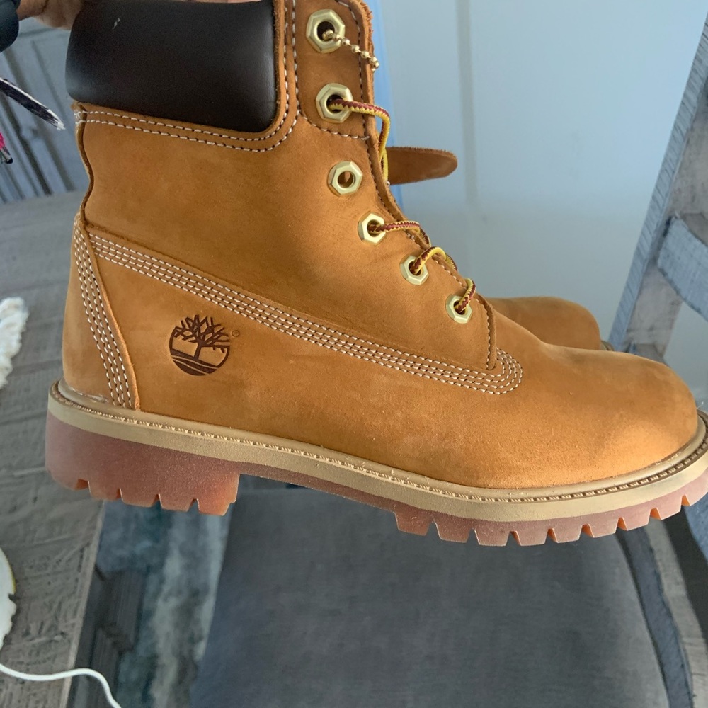 NWOT size 6w timberlands !!